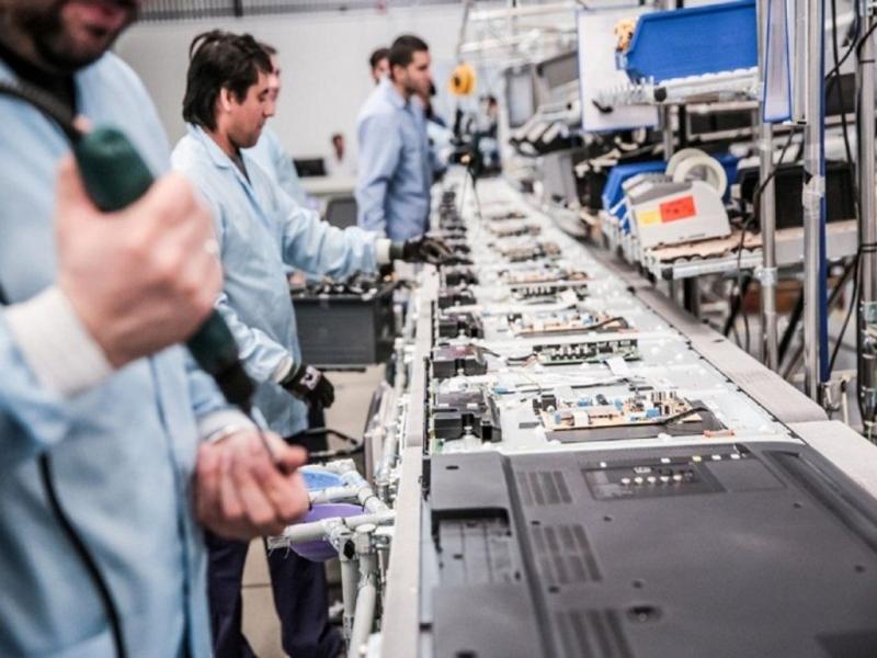 Es una incertidumbre para el sector el futuro del tipo de cambio: la produccin industrial de tecnologa requiere de un fuerte componente importado, por lo que una variacin del dlar implicara una suba en los costos.