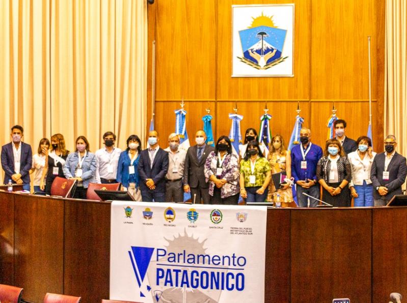 Presidi la sesin, el Legislador Emmanuel Trentino, y como Vicepresidenta, lo hizo la Legisladora Mnica Acosta, ambos de la provincia de Tierra del Fuego. 
