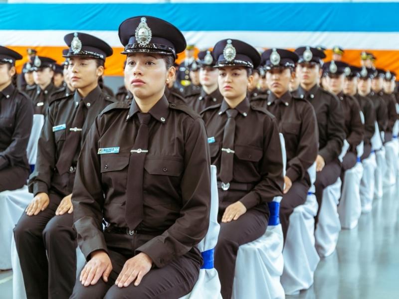 Son en total 109 nuevas agentes que conforman la 54ta promocin de la Escuela Superior de Polica. Tambin egres la 22da promocin de 16 Oficiales Ayudantes.