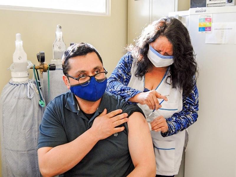En los Centros de Atencin Primaria de Salud (CAPS) se deber solicitar turno previamente, mientras que en el vacunatorio del Hospital Regional Ro Grande ser por orden de llegada. 