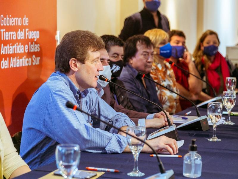 Lo de hoy es un acto de reconocimiento que va mucho ms all de lo econmico, es reconocer a nuestros servidores pblicos el trabajo digno, resalt Gustavo Melella.