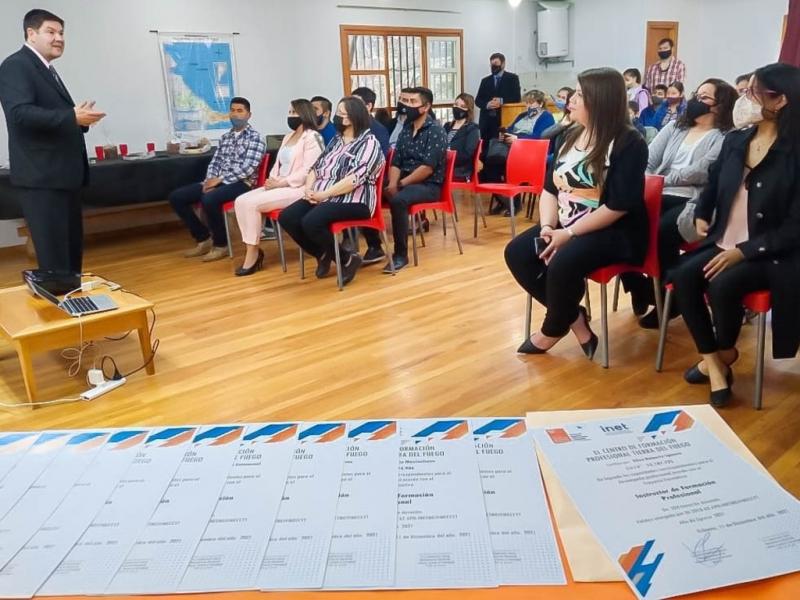 Estamos muy felices de estar recibiendo como nuevos egresados a nuestros primeros Instructores de Formacin Profesional, indic el Director Provincial de Educacin Tcnico Profesional, Carlos Iglesias.