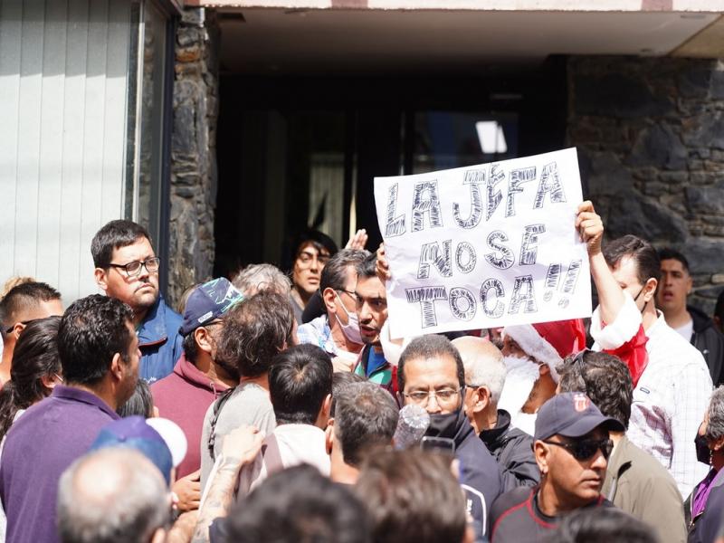 Previo al inicio de la sesin, y durante la misma, militantes de La Cmpora se ubicaron en el espacio destinado al pblico y entre las bancas de los Concejales, y tambin en la puerta del recinto, obstaculizando el ingreso de otros vecinos. 