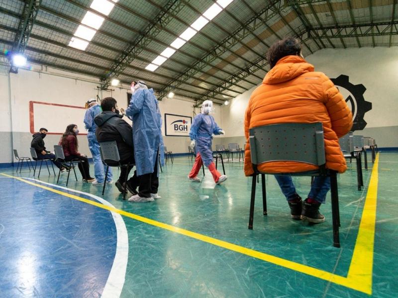 Si bien los hisopados voluntarios estn a disposicin de toda la poblacin, se busca dar prioridad a quienes tengan mayores probabilidades de haber contrado el virus, sealaron desde el Ministerio de Salud de Tierra del Fuego. 