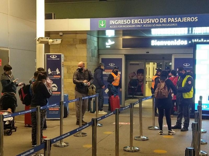 Los protocolos contemplan la ubicacin de puestos de sanitizacin en toda la terminal; anuncios de distanciamiento y uso de tapabocas en todos los sectores, patios de comida, fachada, y acrlicos en mostradores de atencin al pblico. 