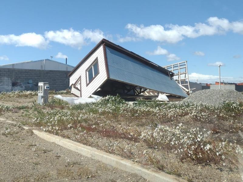 Los daos ms significativos fueron las voladuras de techos de dos viviendas en la calle Pern al 400, entre Fagnano y Rivadavia; y la destruccin de una casilla en construccin ubicada en barrio San Martn Norte.