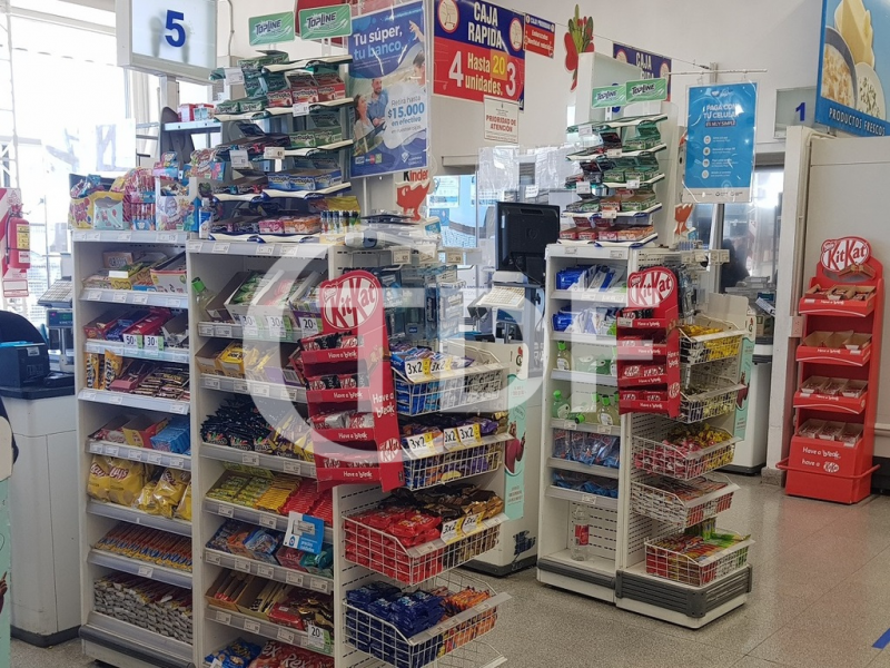La imagen corresponde al supermercado de calle Roldn esquina 25 de Mayo, tomada en la presente semana, donde se evidencia la falta de control del Municipio de Ro Grande.  