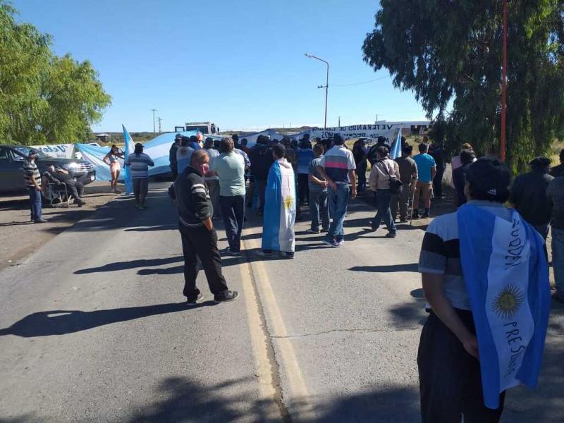 La medida genera grandes demoras en el trnsito entre el Valle Medio y el Alto Vale, en plena temporada turstica y de cosecha de frutales. Se formaron extensas colas de vehculos que llegaron a superar los 15 kilmetros de largo.
