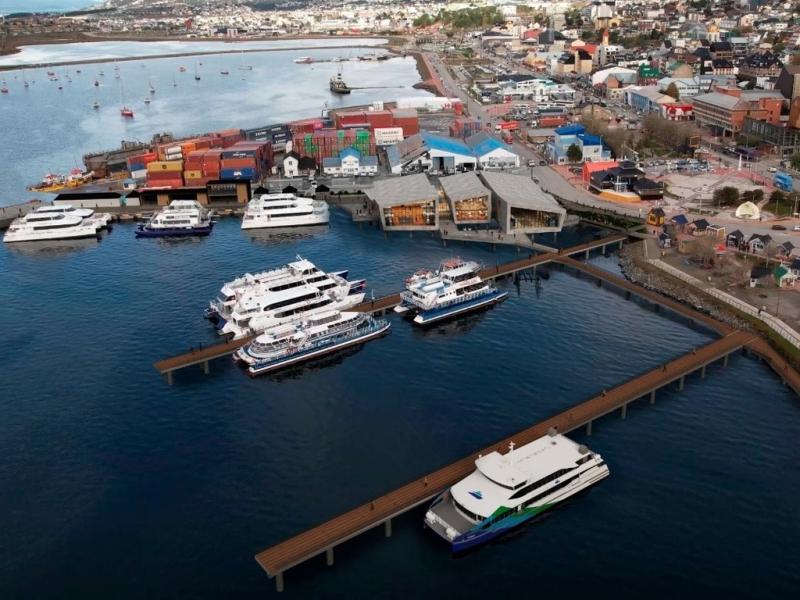En la construccin de la Terminal Martima de Catamaranes se va a intervenir en 4.800 m2, y tendr 2.210 m2 de superficie cubierta. Contar con espacios amplios como sala de estar, de embarque, sector de comida, baos, y de acceso al edificio.