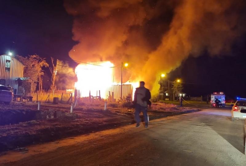 Personal de Prevencin, una patrulla que estaba cerca, junto a un vecino pudieron socorrer a una menor de 2 aos. Los otros hermanitos fallecidos son de 9, 8, y 4 aos.