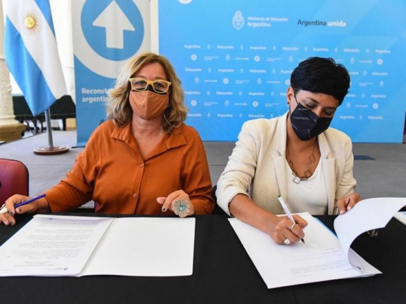 Si bien se eliminan las burbujas, ante la presencia de sntomas o malestar general asociados a COVID-19, el personal y los alumnos no deben acudir a clases y deben permanecer en aislamiento siguiendo los criterios vigentes.