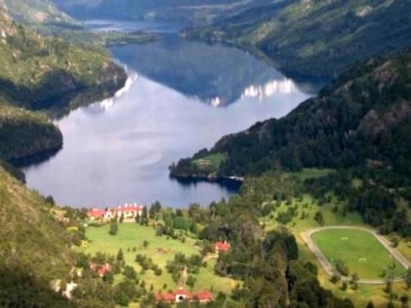 Joe Lewis no posee la dimensin de tierras de otros -su patrimonio es de menos de 11.200 hectreas en el Lago Escondido de Ro Negro-, pero sobresale por haberse apropiado desde hace 25 aos de un reservorio de agua glaciar.