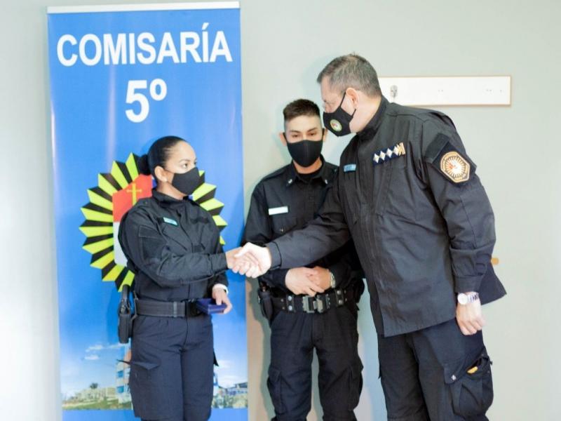 La Agente Andrea Enciso manifest que, estoy agradecida tanto con mis compaeros de Comisara, como con mis superiores por la contencin que me brindaron y me brindan tras el accionar de la semana pasada.