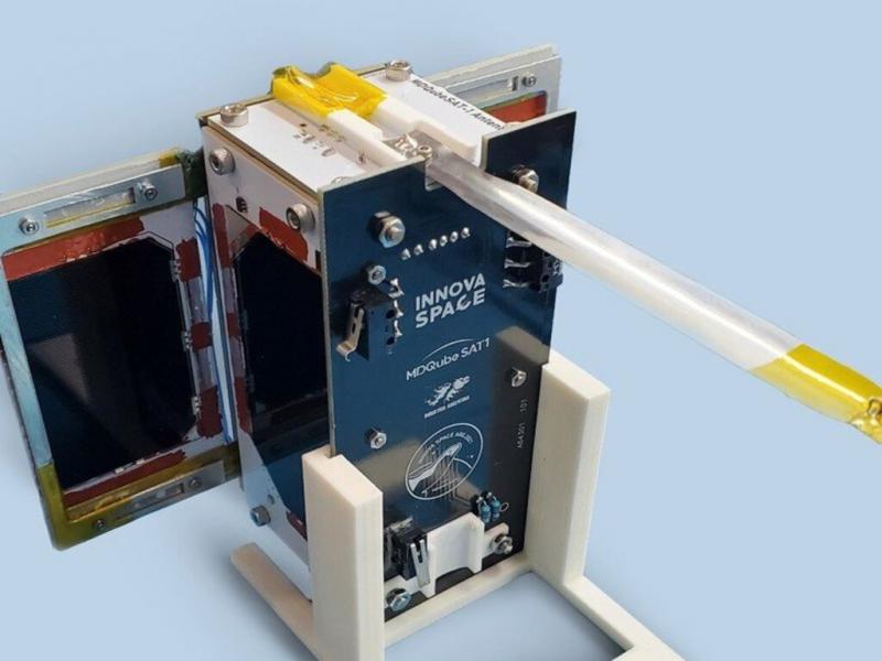Se trata de la empresa creadora del primer picosatlite de la Argentina, el General San Martn, que adems lleva grabada las Islas Malvinas en su estructura.