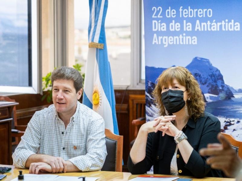 Previo al acto, el Gobernador y la Vicegobernadora mantuvieron un  desayuno en Casa de Gobierno con los maestros bicontinentales que se radicarn en la Base Esperanza.