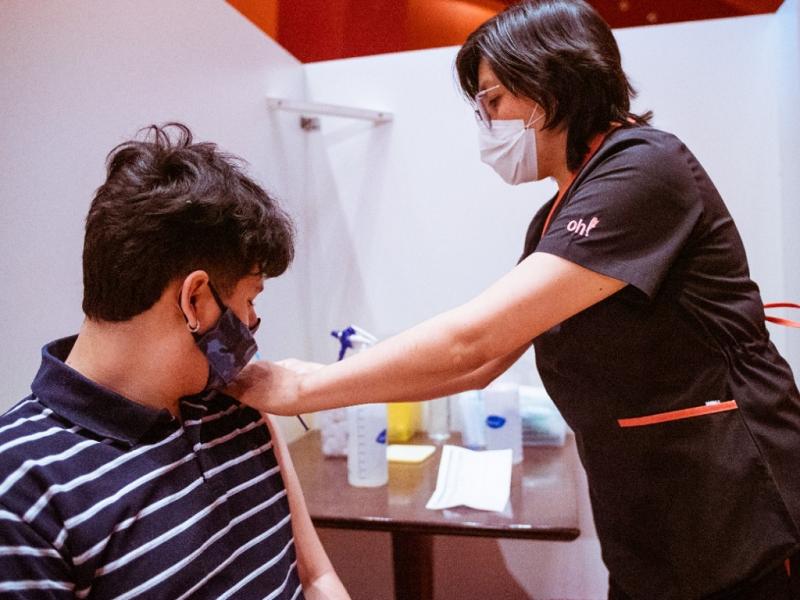 En las tres ciudades se aplica primera, segunda y dosis adicional (a pacientes inmunocomprometidos), y refuerzo a aquellas personas que hayan cumplido 4 meses desde la aplicacin de la ltima dosis (segunda o adicional).