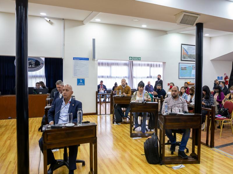Los Legisladores resolvieron que las sesiones se realizarn el tercer jueves de cada mes y que desde Presidencia se indicar las fechas de cierre de asuntos y de la Comisin de Labor Parlamentaria.
