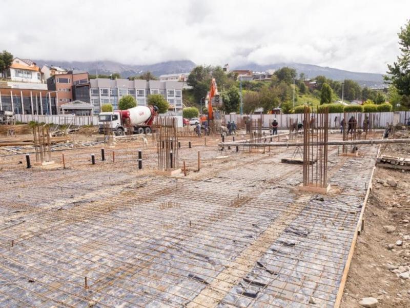 Hoy tenemos 71 obras en marcha y 35 en proceso de licitacin y adjudicacin. Hay ms de 800 puestos de trabajo directo e indirecto, y un aumento del consumo de materiales destinados a la construccin en toda la provincia, destac Melella.