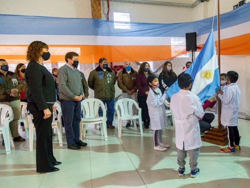 Las autoridades entregaron un reconocimiento a la Veterana de Malvinas Mariana Soneira, quien durante el conflicto se desempe como telgrafa del Baha San Blas, un buque encargado de tareas logsticas. 