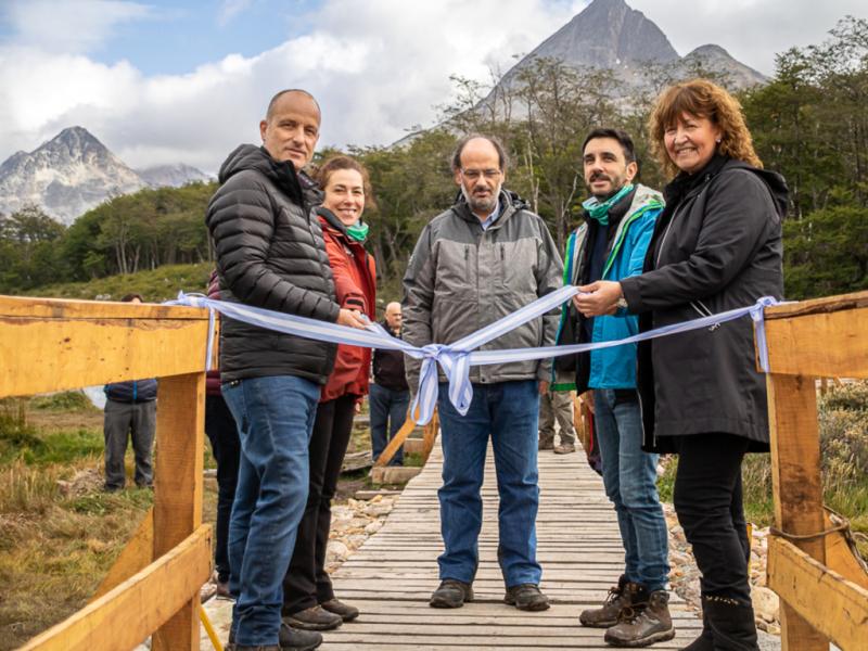 Se concret una obra muy esperada, un sendero que mejora muchsimo el trnsito de los visitantes para que puedan llegar  a este lugar tan especial, que es laguna Esmeralda, dijo la Vicegobernadora, Mnica Urquiza