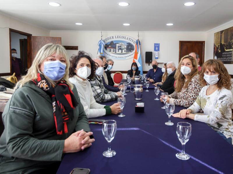 Sustancialmente, dicha modificacin no afecta a los Kinesilogos, dado que la exclusividad de la Profesin se obtiene por ttulo habilitante, especific la responsable de la entidad local, Viviana Genes. 
