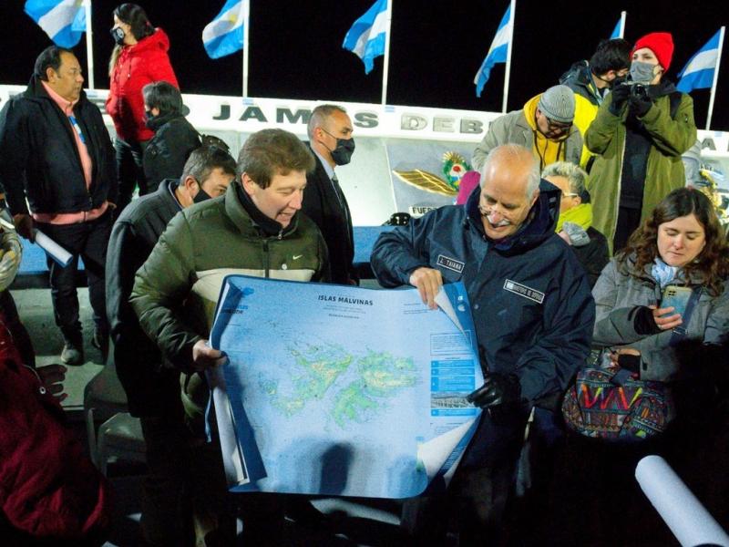 A pesar del fro, los vecinos y vecinas de Tierra del Fuego siguen apoyando y estando al lado de nuestros hroes acompandolos en esta noche tanto en Ro Grande, como en Ushuaia y en Tolhuin, resalt Gustavo Melella.