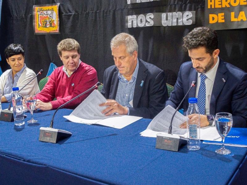 Tanto Melella, como Perczyk y Tombolini coincidieron en la relevancia anunciar el plan nacional de conectividad en Tierra del Fuego, en el marco de los 40 aos de la gesta de Malvinas, en presencia de Veteranos de Guerra y familiares.