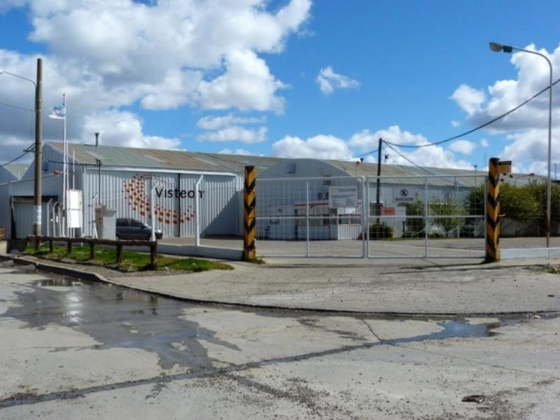 En referencia a la formacin y capacitacin, el Gobernador precis que la Fbrica de Talentos en Ro Grande, estar en una de las naves de la ex fbrica Visteon, una empresa emblemtica ubicada en el epicentro del Parque Industrial. 