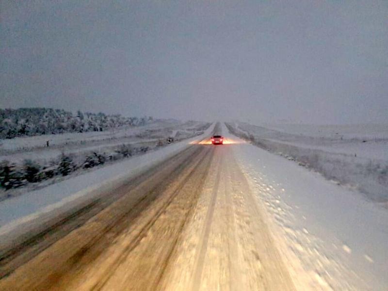 En lo que respecta a vehculos pequeos o de mediano porte hasta 3.500 kg., motovehculos y acoplados privados hasta 750 kg., se dispuso el uso de cubiertas con clavos o cubiertas para uso de nieve. 