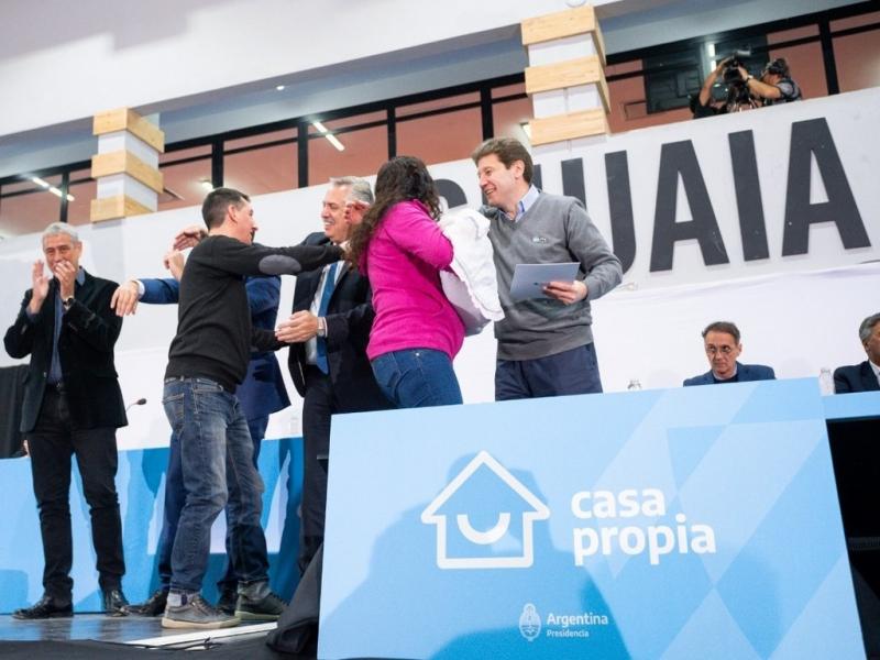 El Gobierno anterior entreg 16 mil viviendas, nosotros ya entregamos 45 mil y hay 114 mil viviendas que se estn construyendo, resalt Alberto Fernndez. 