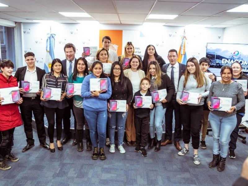 El Ente nacional realiz una primera entrega en Casa de Gobierno, donde representantes de distintos sectores recibieron su dispositivo electrnico.