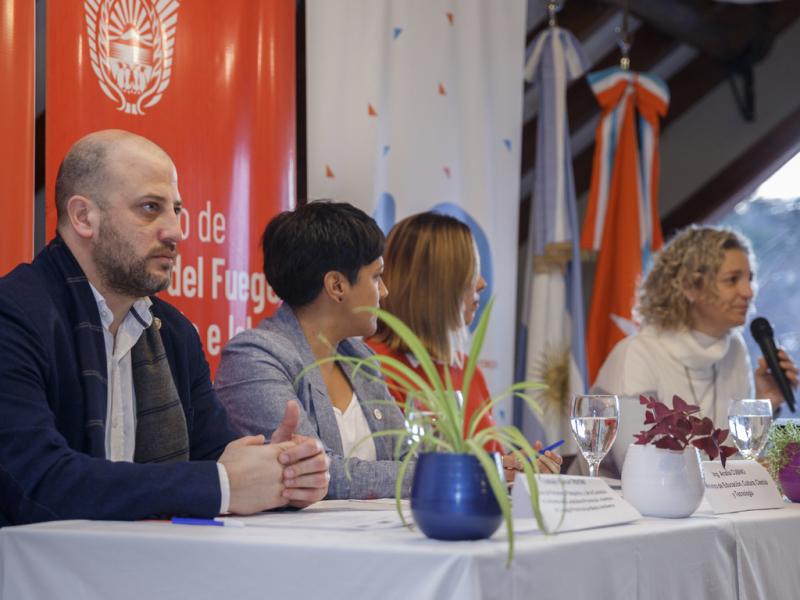 Necesitamos generar polticas pblicas con perspectiva ambiental, por eso celebramos la realizacin de este encuentro, dijo el titular de la Comisin de Medio Ambiente N 4, Emmanuel Trentino.