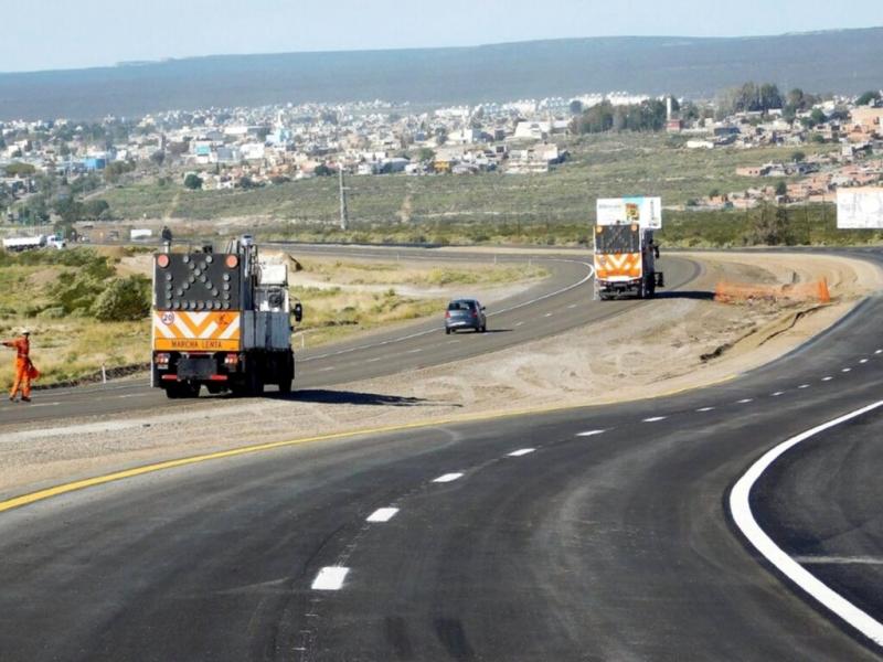 El nico inconveniente que puede llegar a demorar los trabajos tiene que ver con el clima por las tareas que se desarrollan sobre el asfalto y la provisin de materiales para concluir la calzada.
