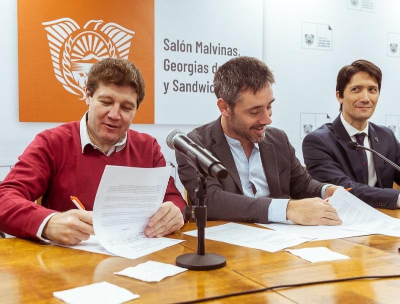 Aquellas empresas que necesiten un prstamo y necesiten garantizarlo entre 5 y 15 millones de pesos, puedan tener una herramienta en el FoGaDeF para avalar esos prstamos y as acceder ms fcil al crdito, destac el Roberto Daniels. 