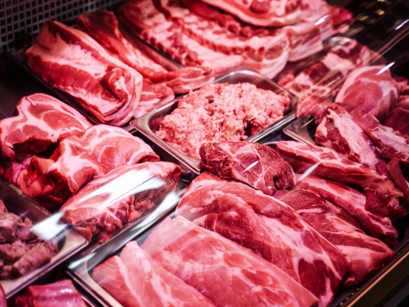 El consumo de carne vacuna en 2021 fue el ms bajo de los ltimos 100 aos, segn detall la Bolsa de Comercio de Rosario. La tradicional ingesta de carne bovina ha reducido su peso en las dietas de los argentinos.