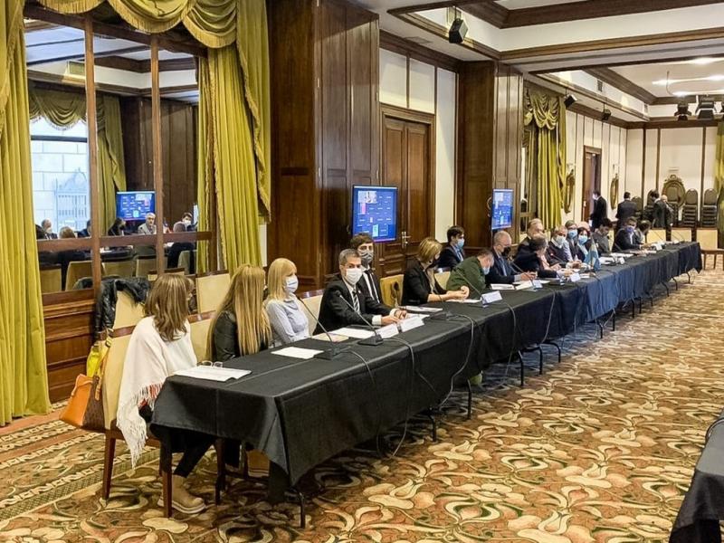 En el encuentro se abord el estado de los acuerdos rubricados entre Argentina y Chile sobre el desarrollo de infraestructura e integracin de los 26 pasos fronterizos que comparten ambas naciones.