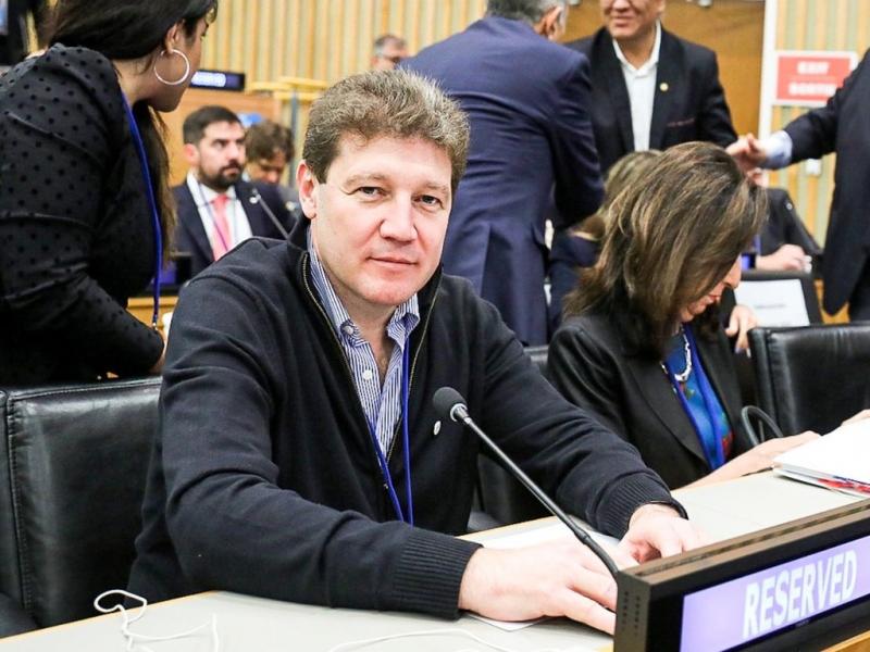 Para nosotros es muy importante la reivindicacin permanente de nuestro derecho indiscutible sobre nuestras islas, que son parte de nuestra provincia, insisti Melella, quien adems respald el discurso brindando por el Canciller Cafiero.