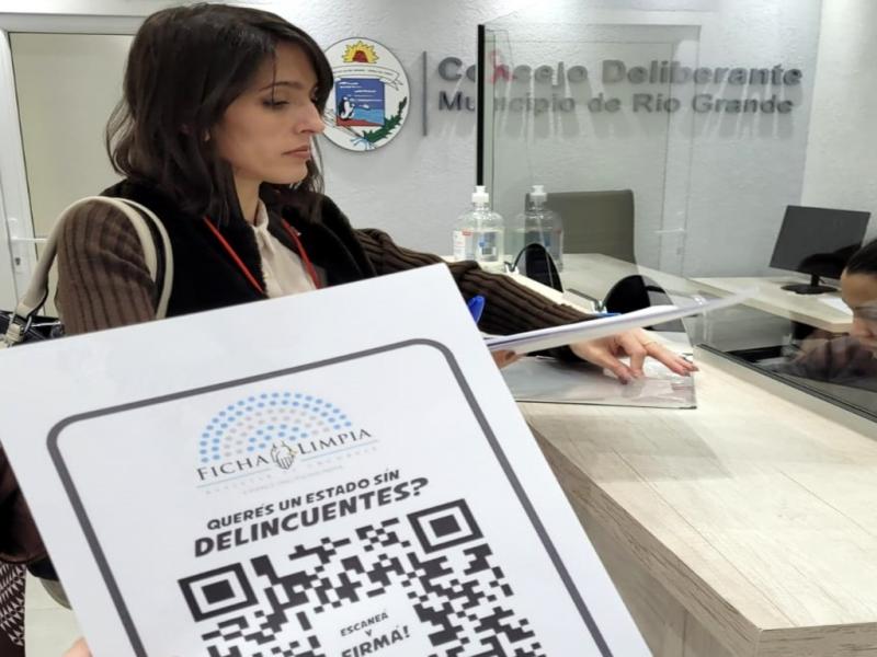 Presentamos Ficha Limpia con los equipos de estudio del Instituto Moiss Lebensohn porque creemos que con esta herramienta elevaremos la calidad democrtica en nuestra ciudad, seal Natalia Jaez.