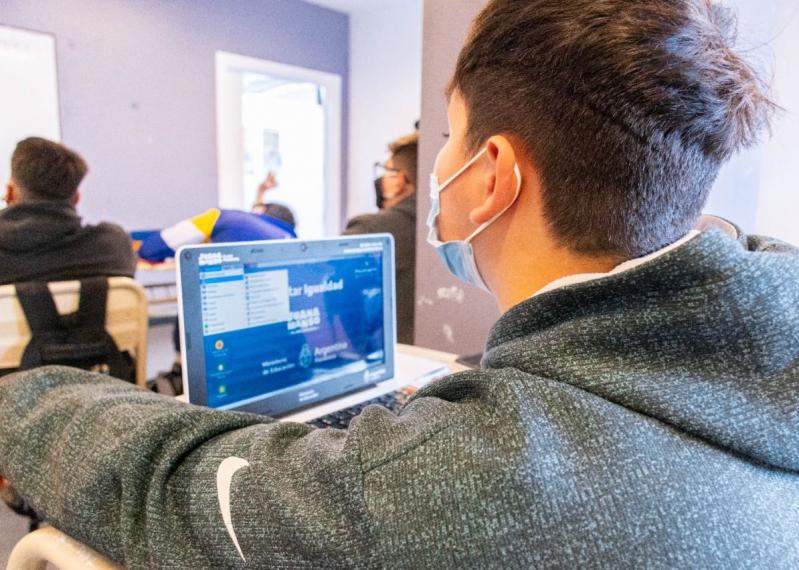 El programa distribuye computadoras en modalidad uno a uno a las alumnas y los alumnos de secundaria y educacin especial de las escuelas pblicas y se propone garantizar el acceso de las y los jvenes a las nuevas tecnologas.