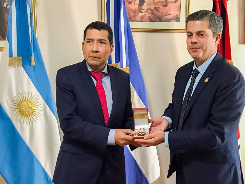 Se trataron temas de agenda en comn y, sobre todo, se destac el valor y agradecimiento que le da nuestra sociedad fueguina a la notable Ley N 860, aprobada por su pas, indic Dachary respecto de la reunin mantenida con Carlos Midence.