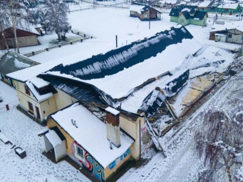 El Comit de Emergencia Municipal haba dispuesto el da anterior el cambio de lugar para recibir a las personas que necesitaran evacuarse, por lo que no haba nadie al momento del desastre.
