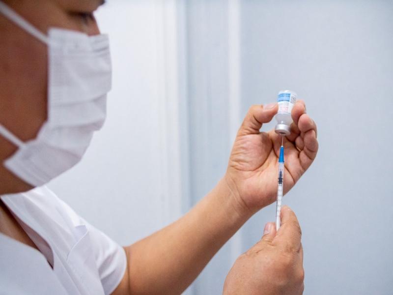 Una vez que se capacite al personal de salud, se dar inicio a la inmunizacin de nios entre seis meses y 3 aos. Como as tambin, se podr aplicar el refuerzo a la poblacin de 3 y 4 aos que recibi las vacunas de Sinopharm.