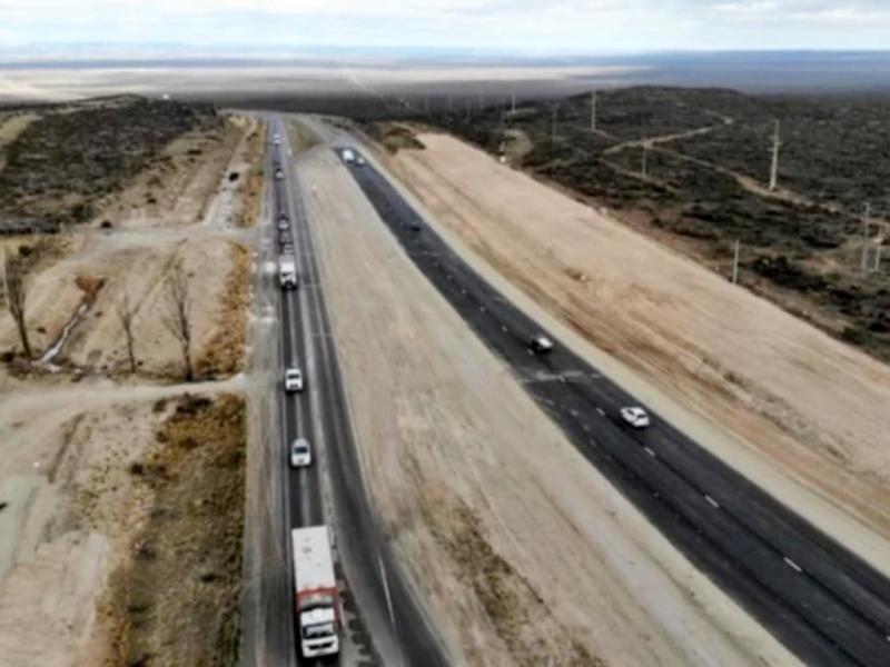 Los trabajos que se realizaron consistieron en la construccin de la duplicacin de calzada sobre una longitud de 600 metros en el sentido norte-sur, a la altura del km 1.440, en el acceso norte a Trelew.