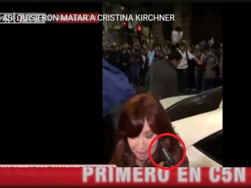 De forma repentina, el hombre sac el arma, apunt contra Cristina e intent gatillar. Los custodios, al notar los movimientos extraos, comenzaron los forcejeos con el sospechoso.
