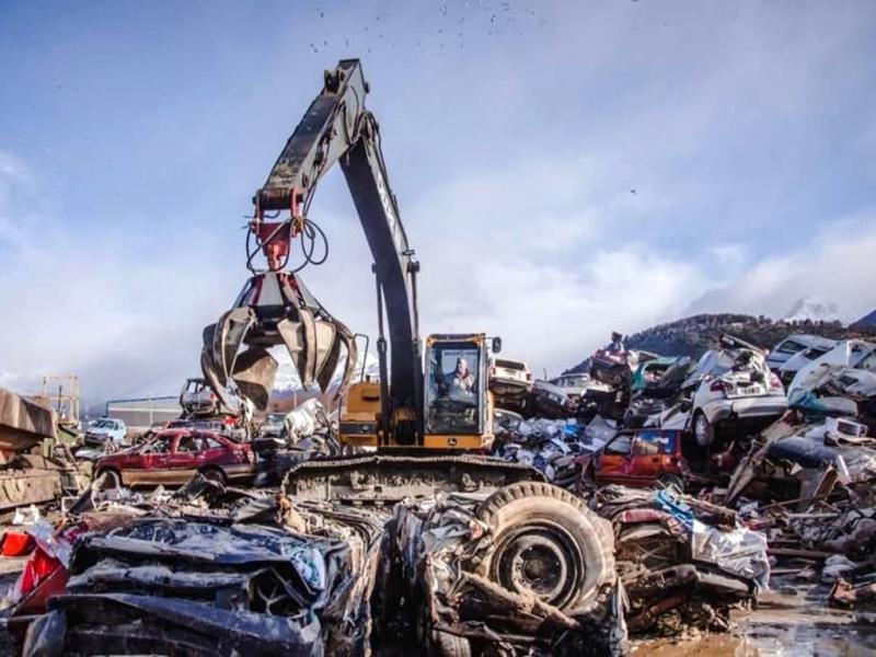 Se trabaj en la compactacin de la  chatarra, logrando alcanzar ms de 100 toneladas de material ferroso que luego se enviar al sector continental argentino, destac el Licenciado Nicols Firma Paz. 