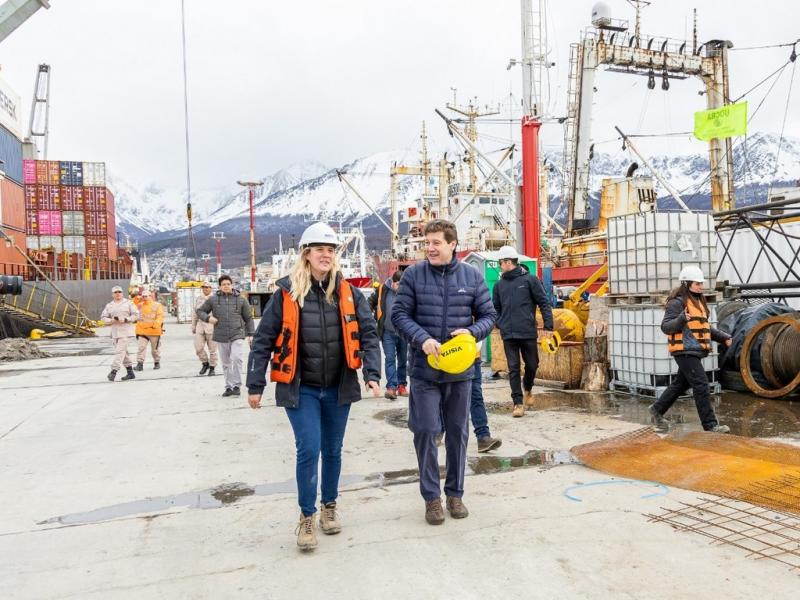 En la actual etapa de trabajo, se avanza en la finalizacin de 80 metros, la cual lleva un 70% de avance. La nueva proyeccin llevar el muelle a un total de 104 metros, al que se sumar el dolphin de 21 metros.