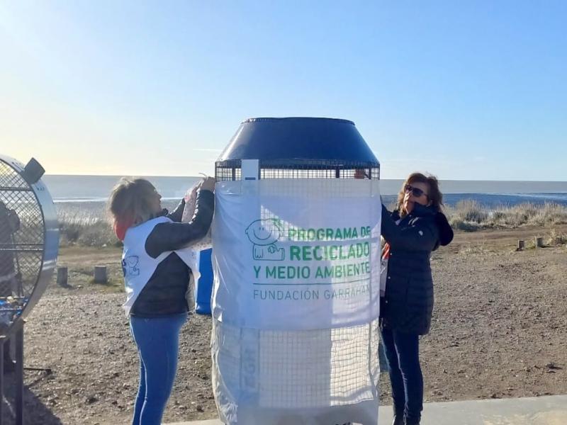 Seguimos sumando para llevar todo el material recuperado hacia Buenos Aires junto al Municipio de Ro Grande, la recicladora de Hugo Rebora, y junto a quines nos ayudan con el acopio, traslado, y la logstica, resaltaron  las Mujeres Voluntarias.