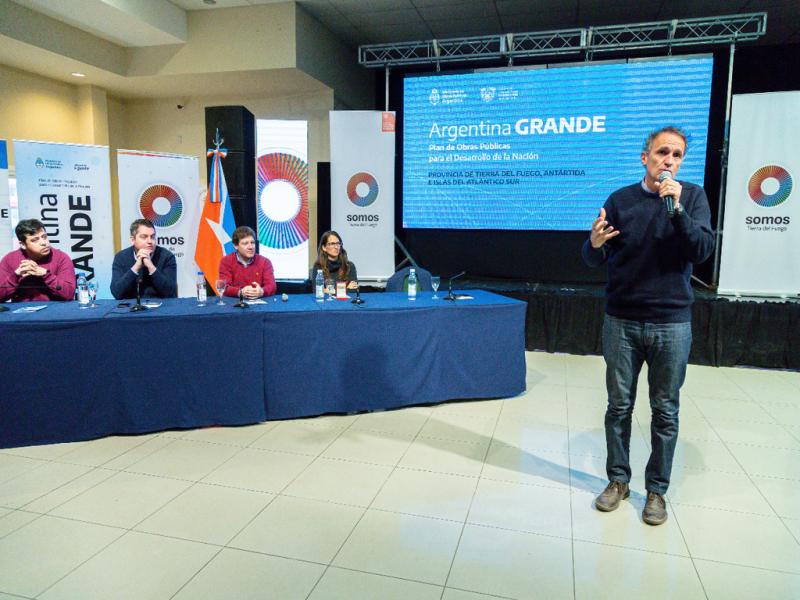 Trabajamos en conjunto los Municipios, la Nacin y la Provincia. Eso habla de un modelo de pas donde nadie queda afuera, donde cada obra, sea cual sea, est pensada para los vecinos y vecinas, resalt Gustavo Melella.