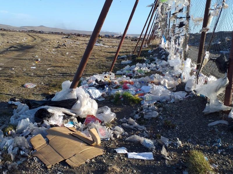 El Relleno Sanitario se encuentra a aproximadamente a un kilmetro del mar, pero la basura llega de manera masiva. La costa del mar contaminada con restos de basura es de aproximadamente tres kilmetros.