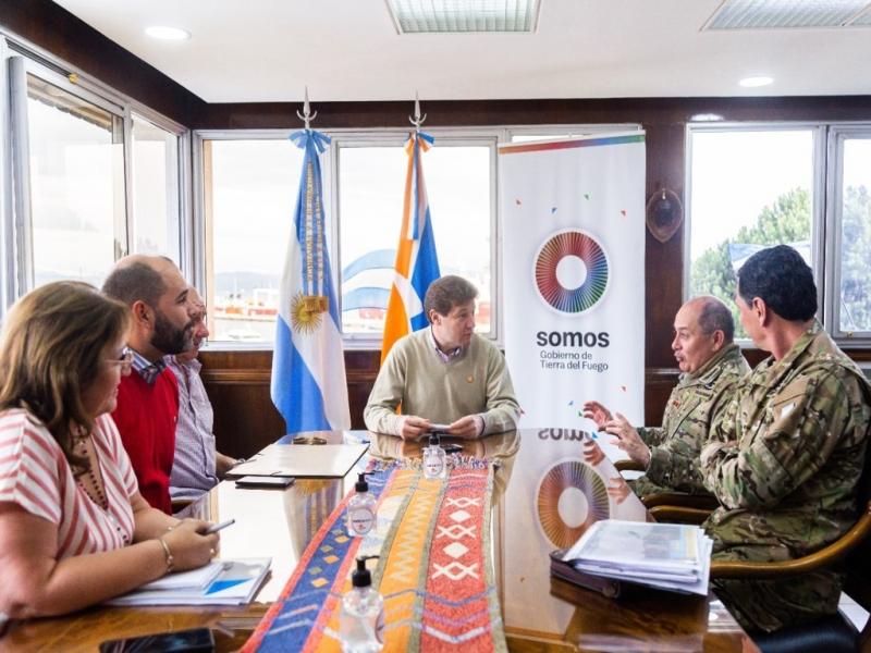 Esto tiene que ver con una serie de encuentros que venimos manteniendo desde el Gobierno de la provincia con gente idnea del Ejrcito, a fin de instalar una guarnicin en Tolhuin, indic el titular de Vialidad provincial, Edardo Sandri. 